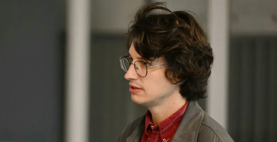 découvrez 'wednesdays', un jeu vidéo unique disponible temporairement gratuitement. explorez une narration immersive avec des thèmes complexes, dans un environnement interactif.